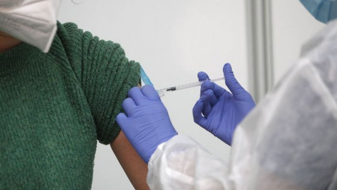 Una persona recibe una vacuna contra la Covid-19. Europa Press