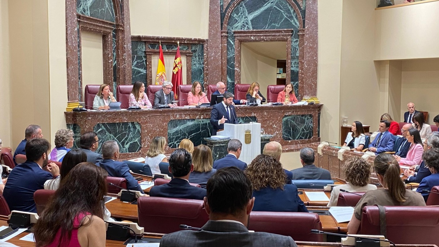 López Miras anuncia una oferta histórica de 2.000 plazas de empleo docente y un plan de climatización de los centros