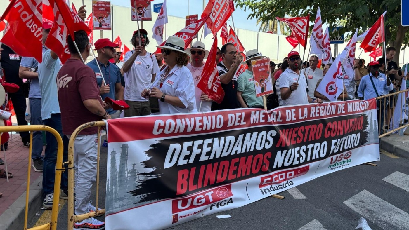 Los sindicatos se concentran ante la FREMM y advierten de movilizaciones por el convenio del metal
