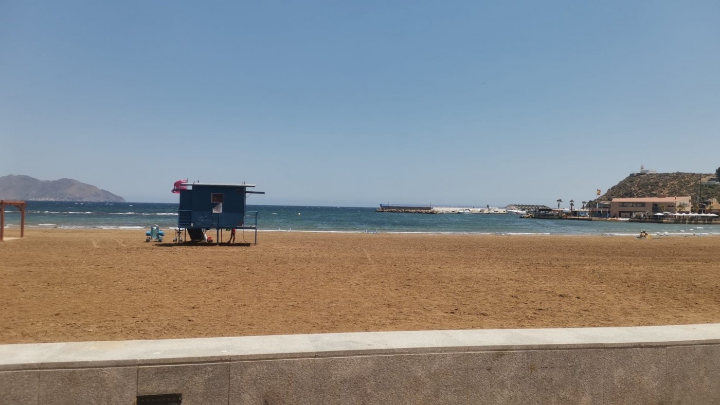 Se abre de nuevo al baño la playa del Puerto de Mazarrón