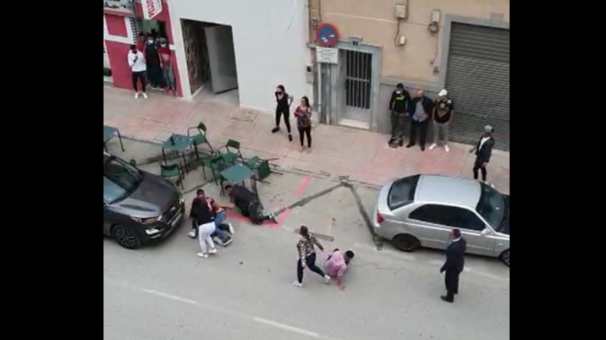 Varios jóvenes sin mascarilla se enzarzan en una pelea en Mula