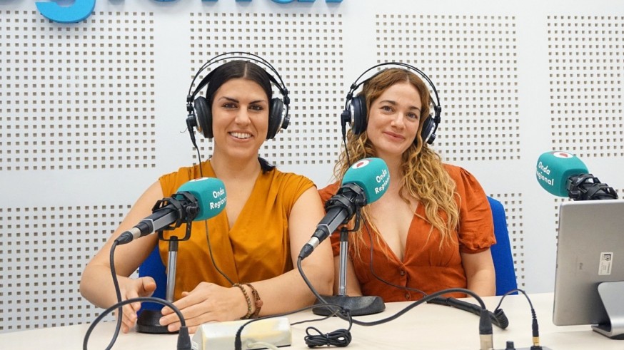 amara García y Loola Pérez, tesorera y presidenta de la Asociación de Mujeres Jóvenes de la Región de Murcia. MUJOMUR en Puntos Violetas en fiestas