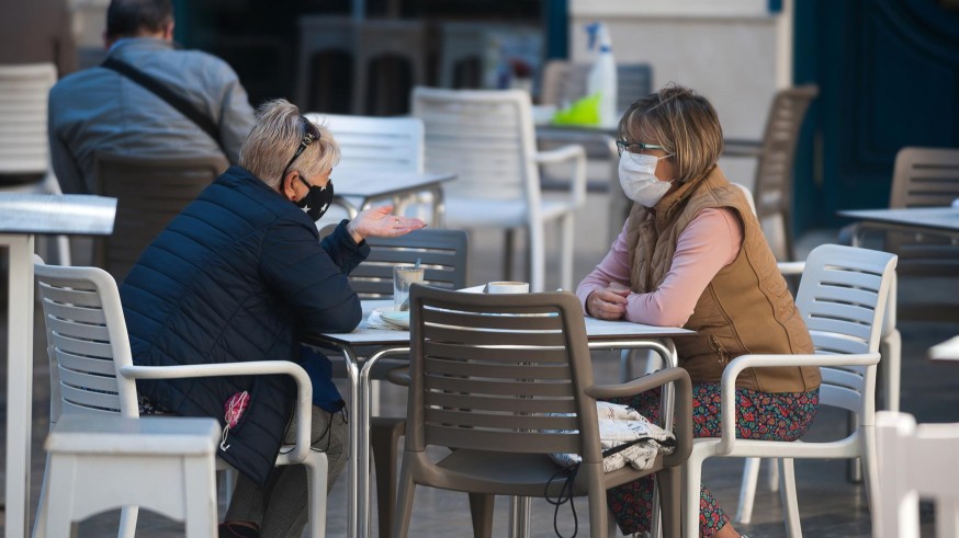 Gente en una terraza hace unos días