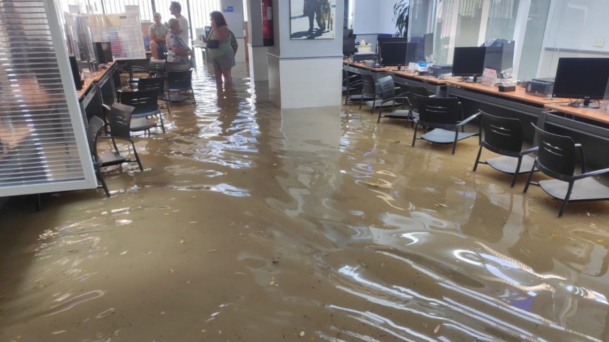Cierra la oficina de expedición de DNI de Isaac Albéniz, inundada por la tormenta del miércoles