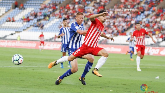 Holgersson (Lorca FC) disputando el balón (foto: La Liga)