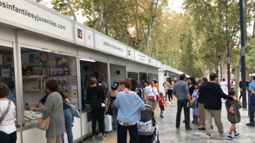 Récord de público en la Feria del Libro de Murcia: 25.000 personas el sábado
