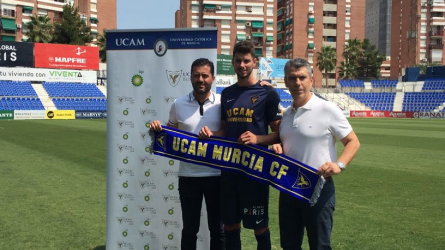 Albert Vivancos "Vivi" (centro) posando con la bufanda del UCAM Murcia CF en La Condomina (foto: ORM)