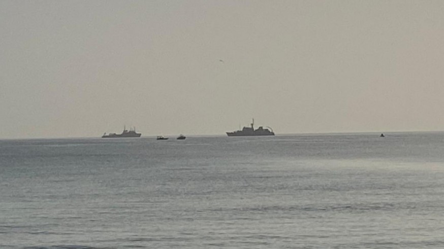 Los restos del avión militar siniestrado frente a la costa de La Manga están ya en el puerto de Cartagena