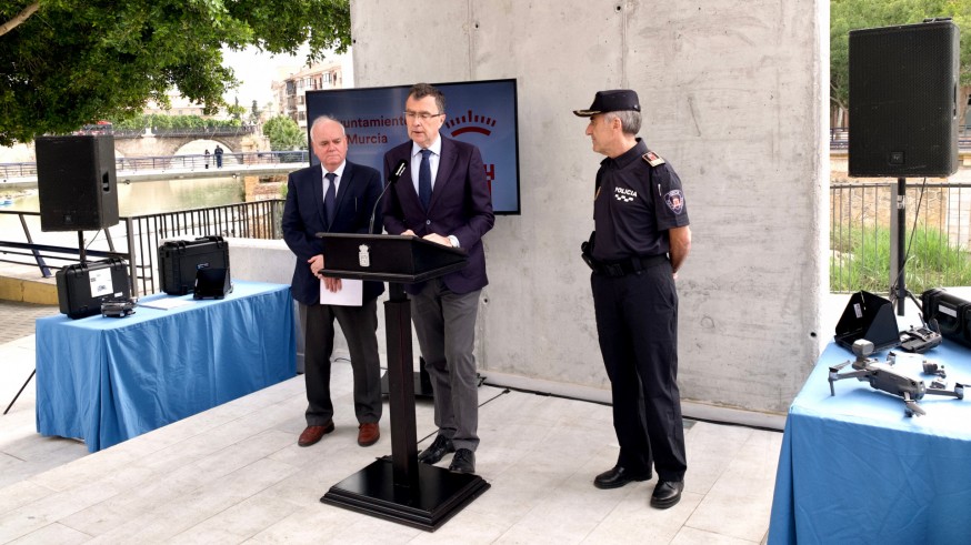 El alcalde de Murcia, José Ballesta (centro) en la presentación de los nuevos drones. ASR.