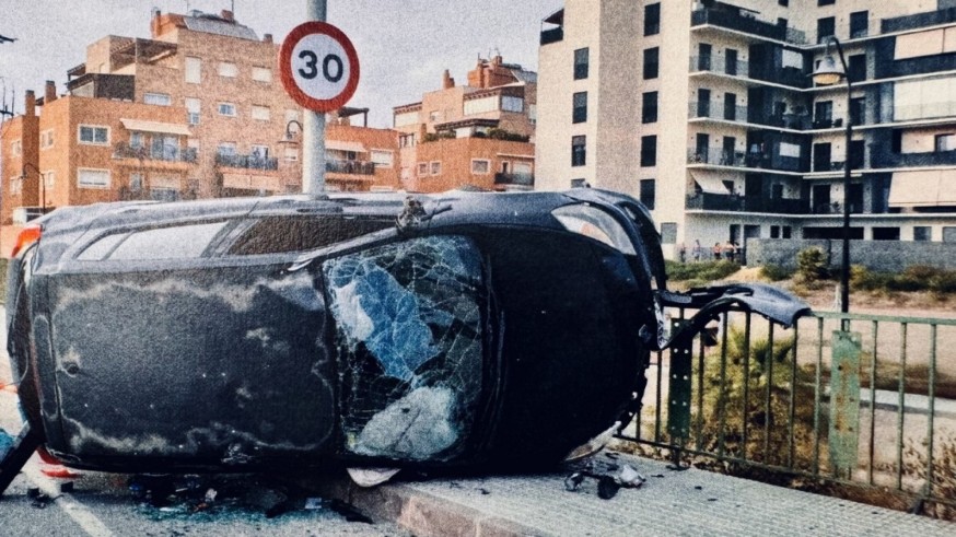 Vuelca su vehículo en Cartagena tras un accidente y se da a la fuga
