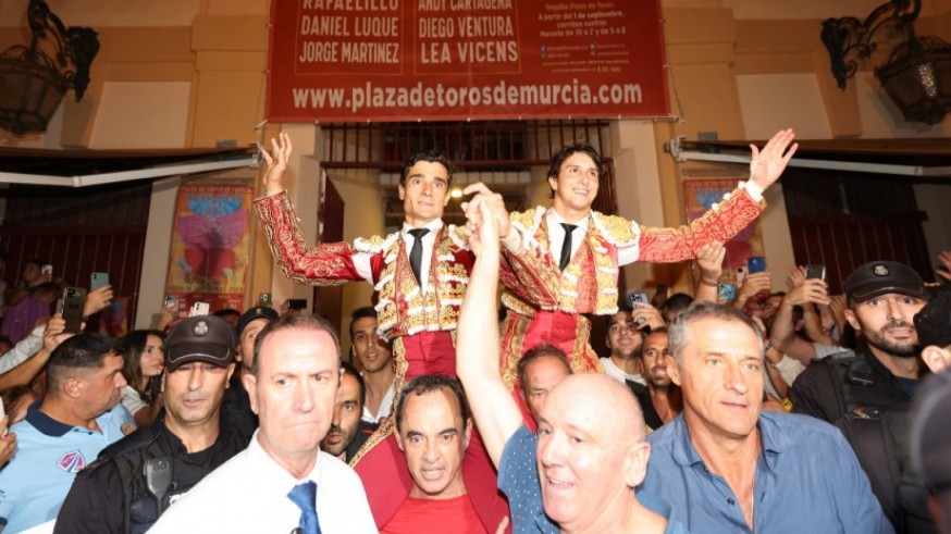 Paco Ureña y Roca Rey salen a hombros en la tercera de feria en Murcia