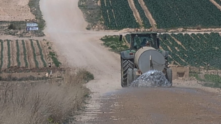 Denuncian que grandes empresas de cultivos intensivos despilfarran agua regando caminos en el Altiplano