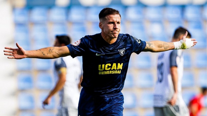 El UCAM vuelve a asomarse al playoff (2-0)