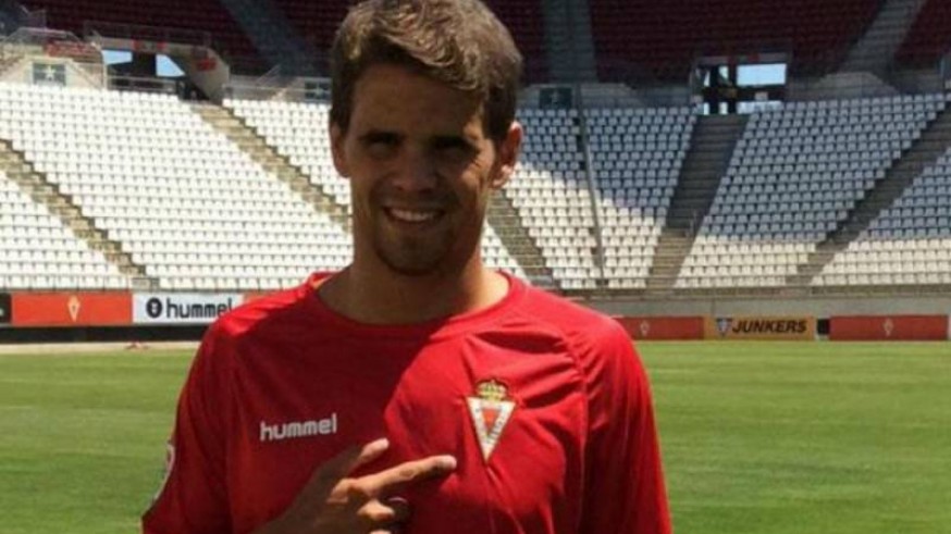 Hugo Álvarez llevando la camiseta del Real Murcia en 2014