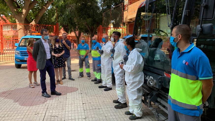 El alcalde de Murcia, José Ballesta, supervisa las labores de limpieza en el colegio San Juan 