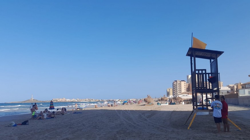 Una veintena de banderas amarillas en las playas de la Región