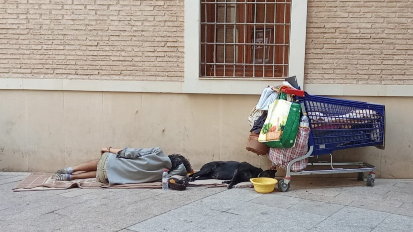 Reclaman un espacio de acogida para personas sin hogar ante el frío y la lluvia en Murcia