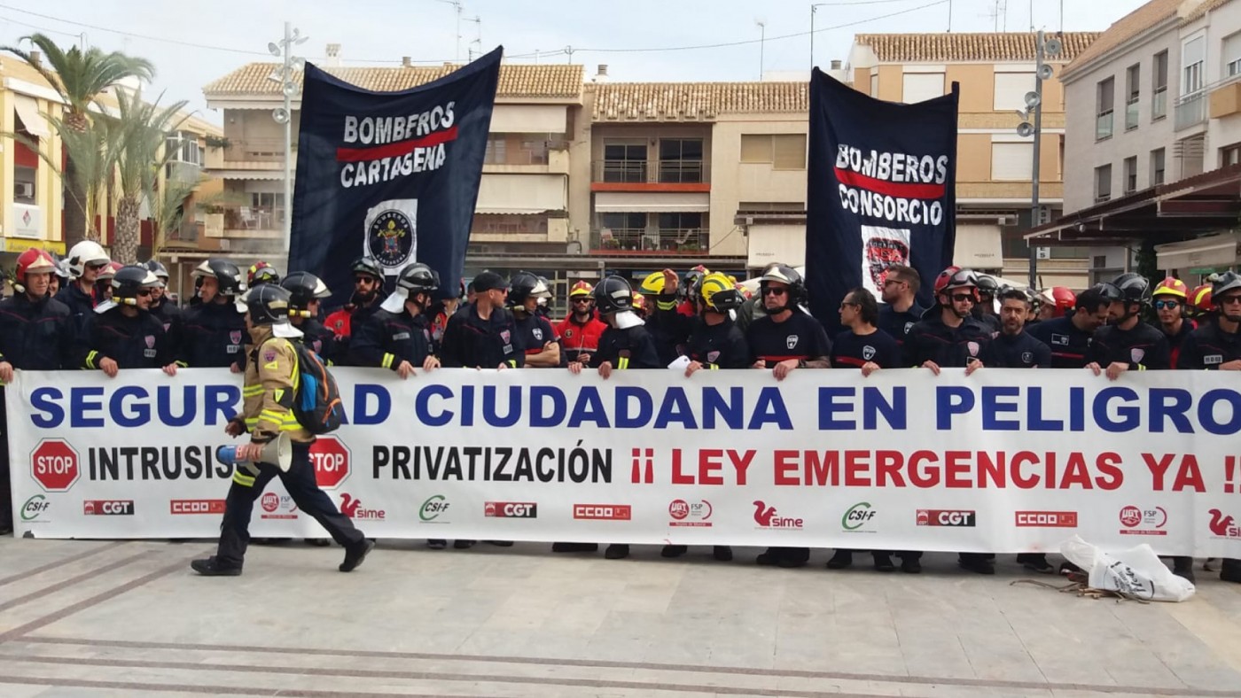 Concentración de los bomberos contra la privatización de las emergencias en San Javier