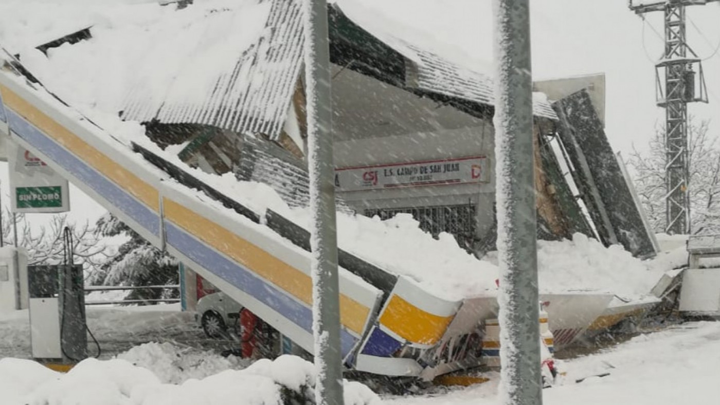 La nieve provoca el hundimiento del techo de una gasolinera en Moratalla