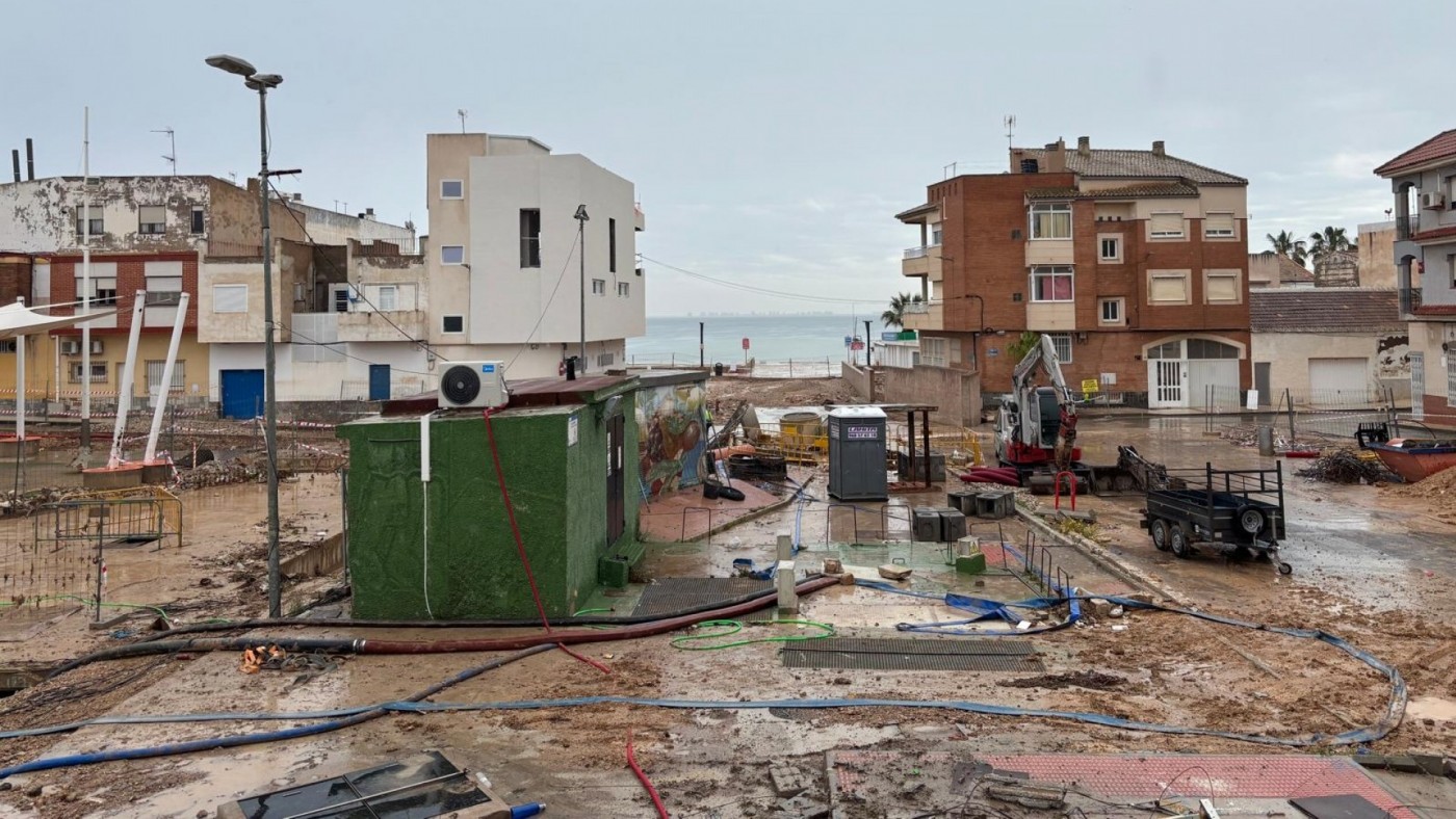 La tromba en Los Alcázares deja medio hectómetro cúbico de agua dulce en el Mar Menor y graves daños en el litoral