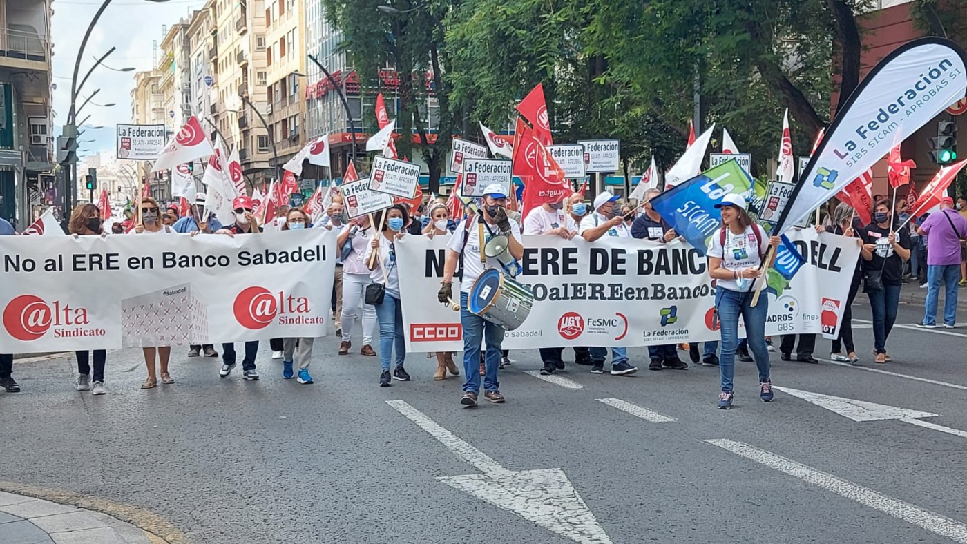 Trabajadores del Banco Sabadell se manifiestan por las calles de Murcia