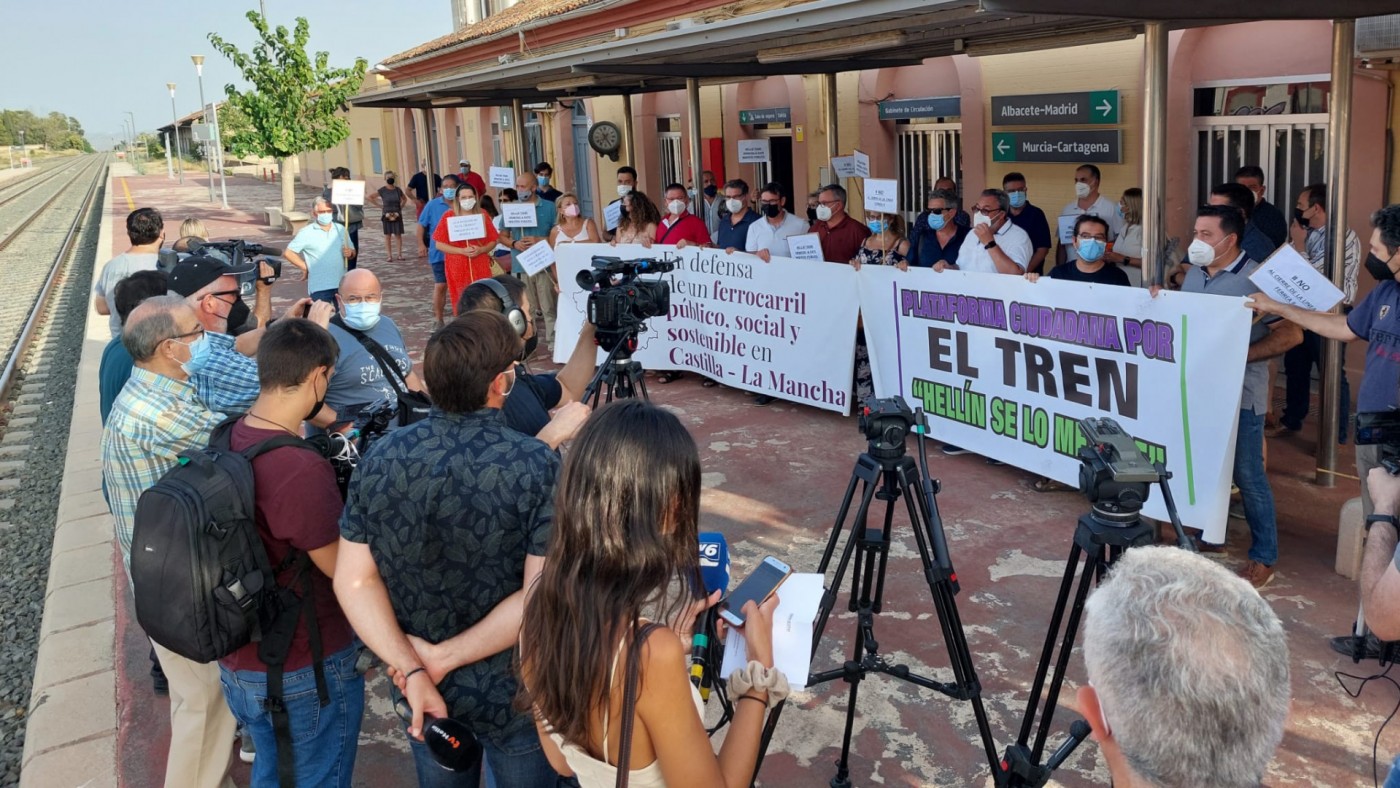 Concentración en Hellín para pedir al Ministerio que no paralice la línea Cartagena - Chinchilla