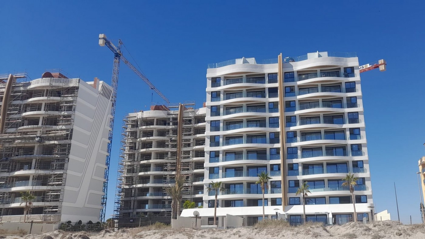 San Javier frena la construcción de viviendas en La Manga para impulsar un modelo turístico