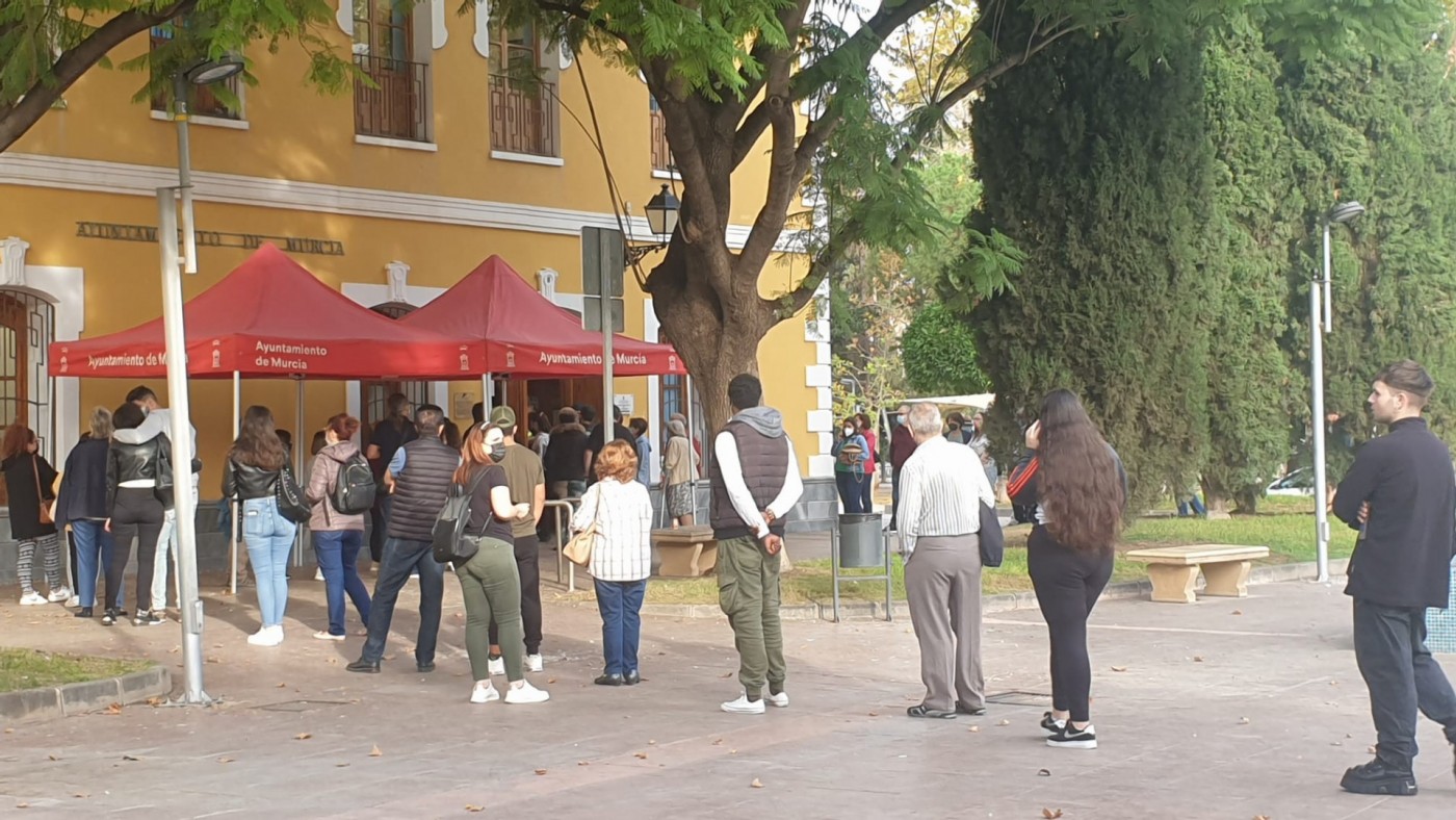 Colas en un punto de vacunación en Murcia.