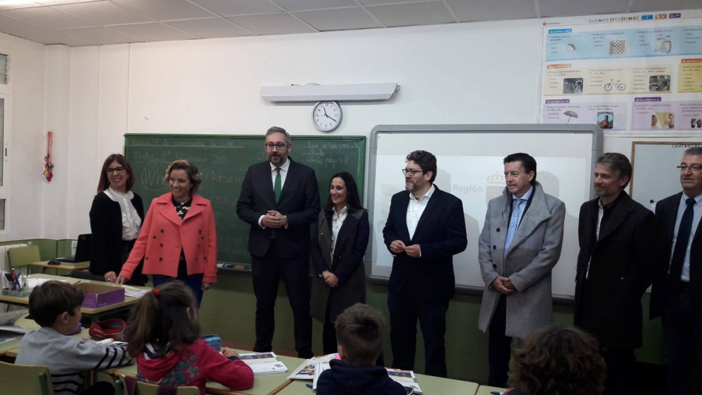 La consejera de Educación y diputados de PP y C's han visitado el CEIP La Arboleda de Murcia. ORM
