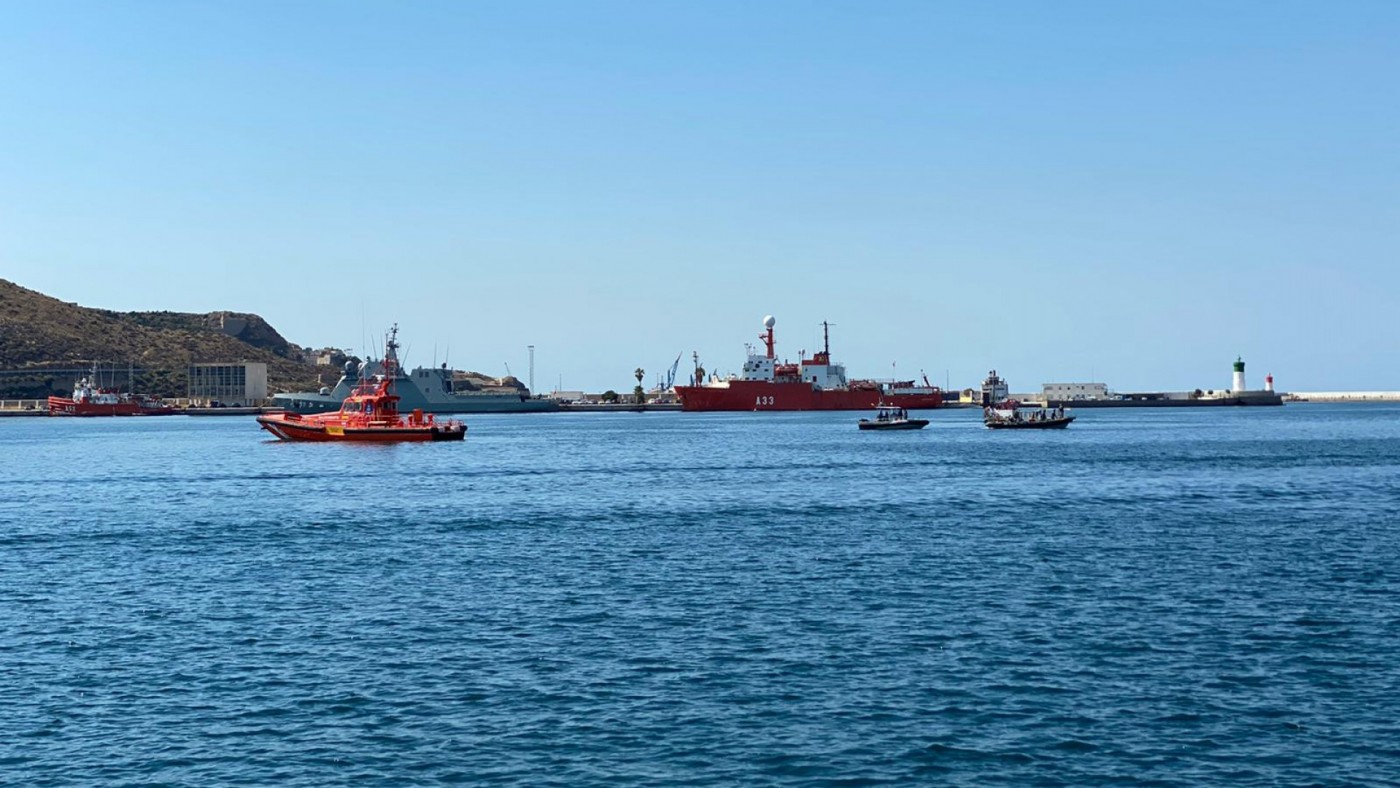Rescate de los tripulantes de una embarcación en el puerto de Cartagena.