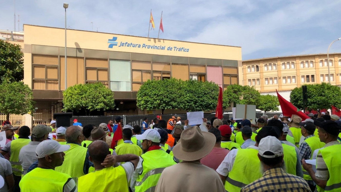 Concentración en Murcia por el carné de conducir marroquí: la cónsul promete gestiones ante su país