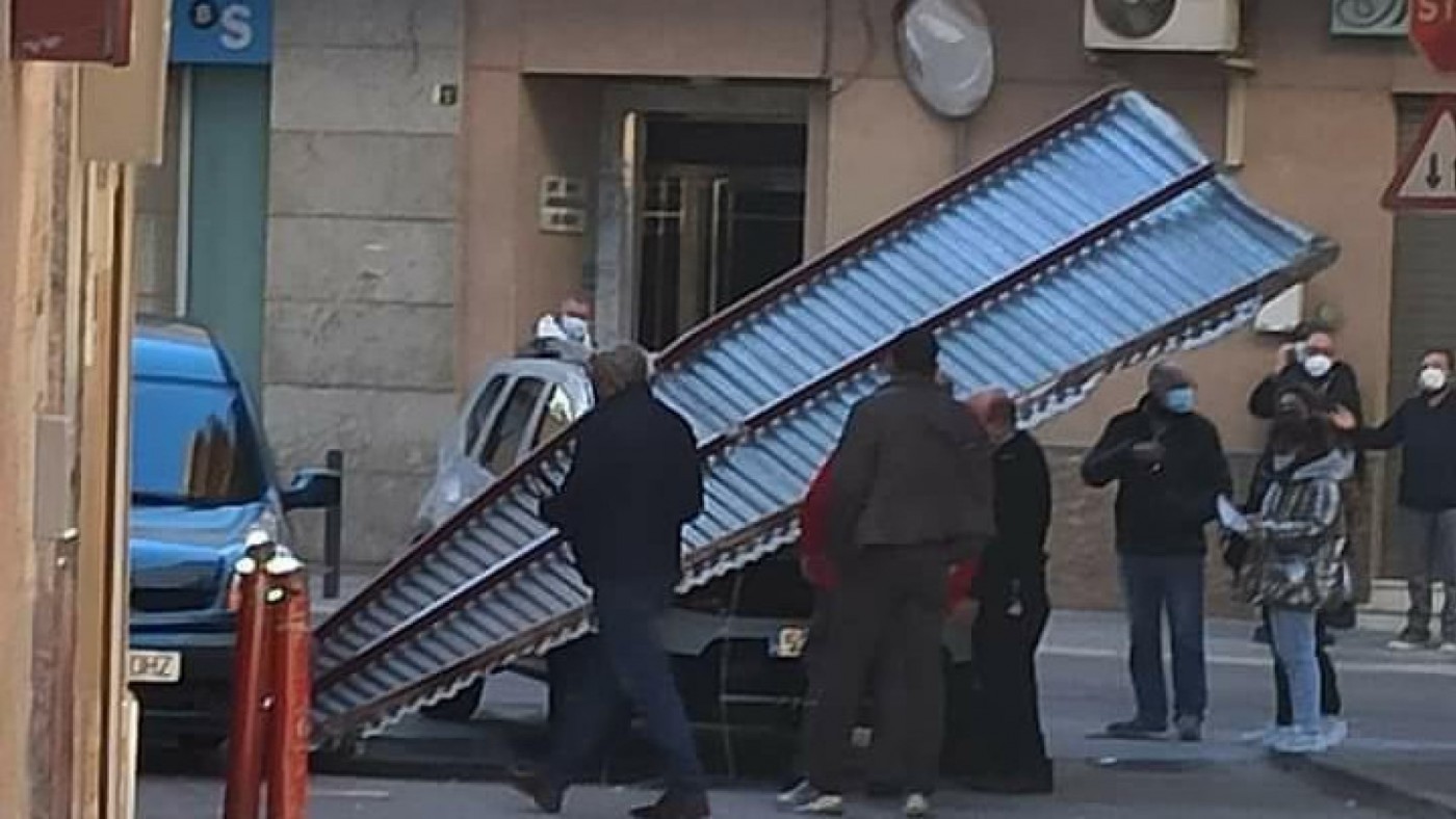 Una valla ha caído sobre un coche en Lorca