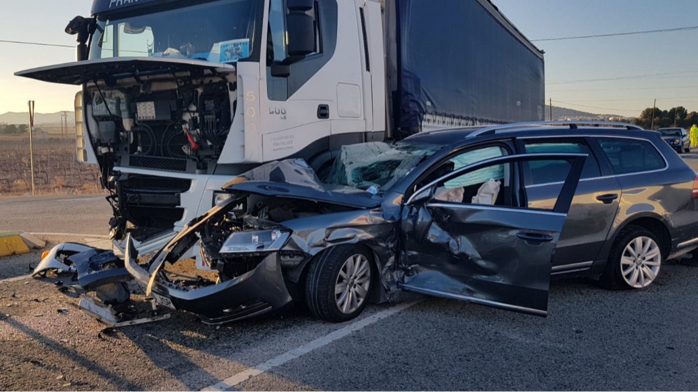 Seis heridos al colisionar un camión y dos turismos en Yecla