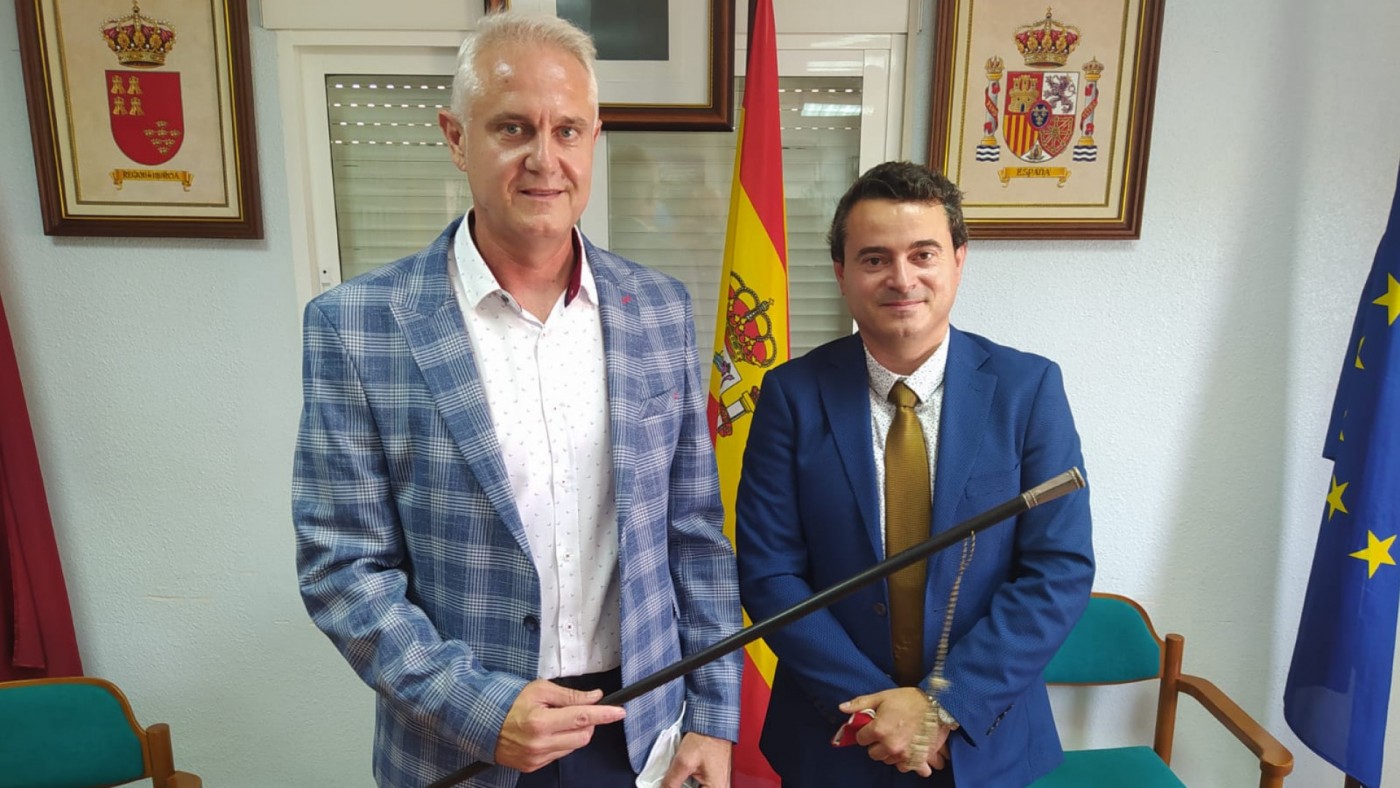 El nuevo alcalde de Albudeite, Jesús García, (izquierda) y el saliente José Luis Casales. JOSE LUIS PIÑERO