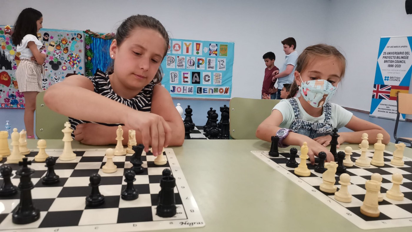 23 colegios de Cartagena han implantado el ajedrez en clase de matemáticas para combatir el fracaso escolar