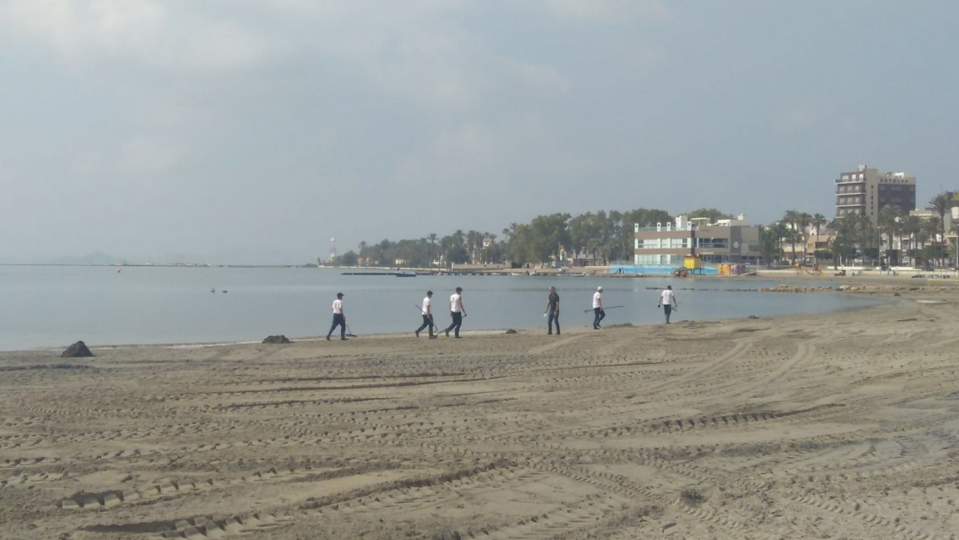 La Comunidad prorroga los trabajos de retirada de algas y fango en las playas del Mar Menor
