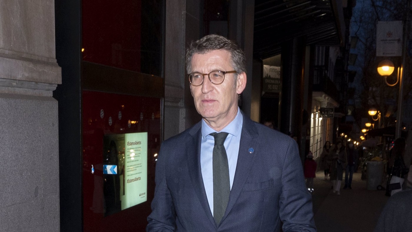 Feijóo traslada a los 'barones' en la reunión con Casado que está a disposición para tomar las riendas del PP