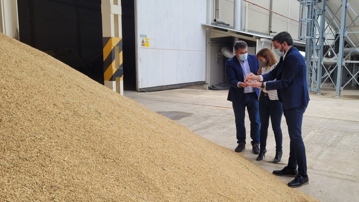 El consejero de Agricultura visita las instalaciones del Arroz DOP de Calasparra. Foto: ES