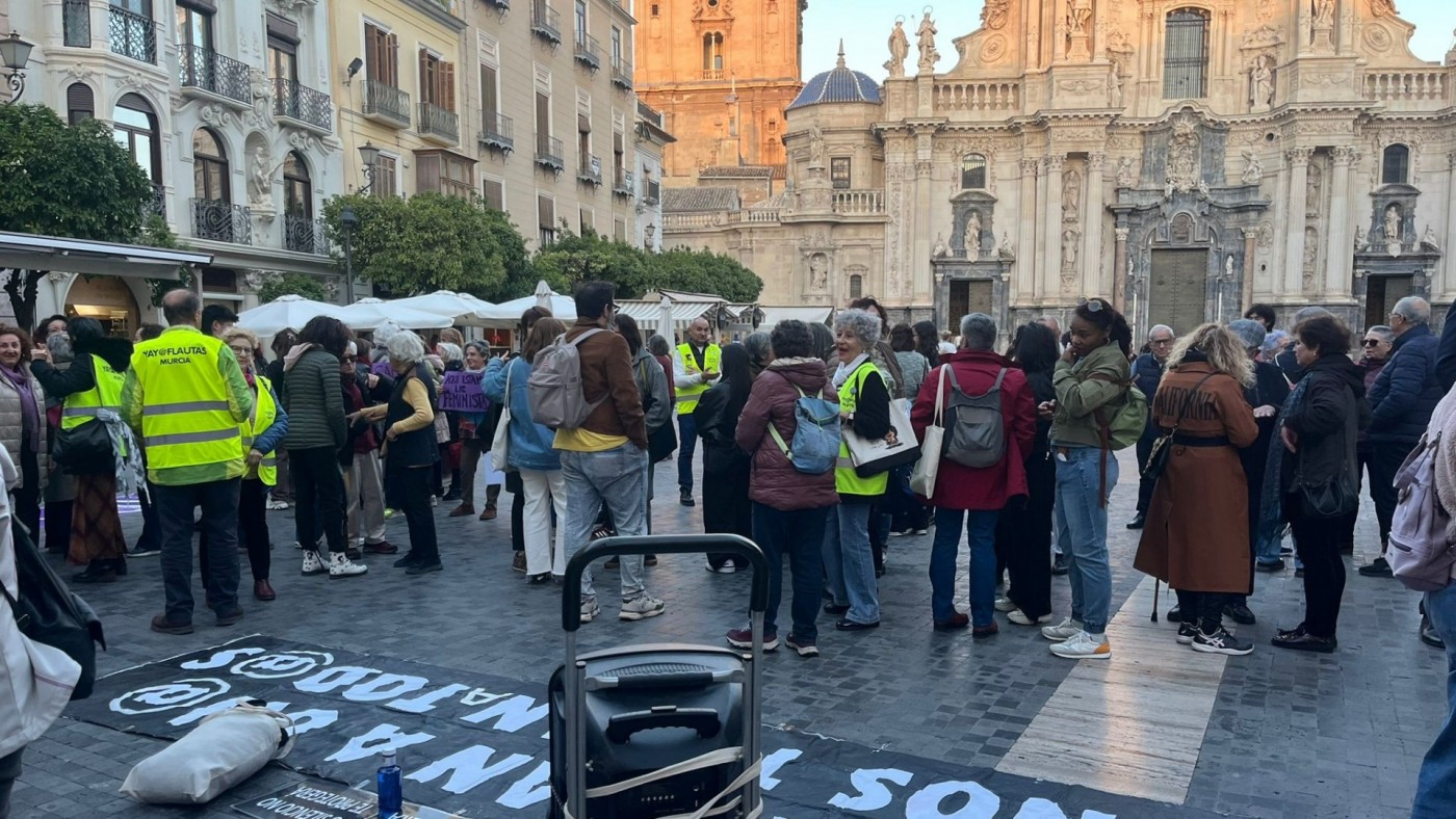 Decenas de personas muestran su apoyo a Salma en Murcia