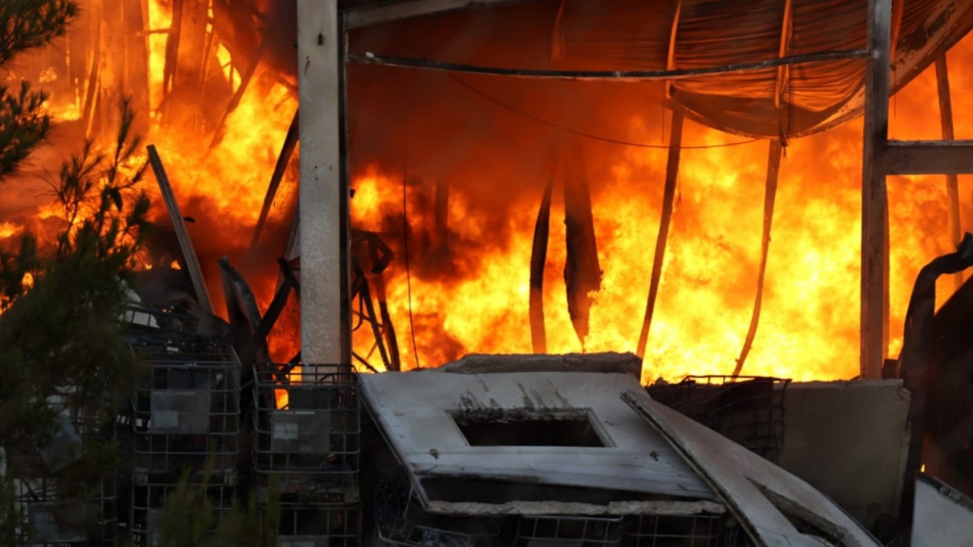 Controlado el incendio de la nave de productos químicos de Cehegín tras afectar a más de 4.000 metros cuadrados