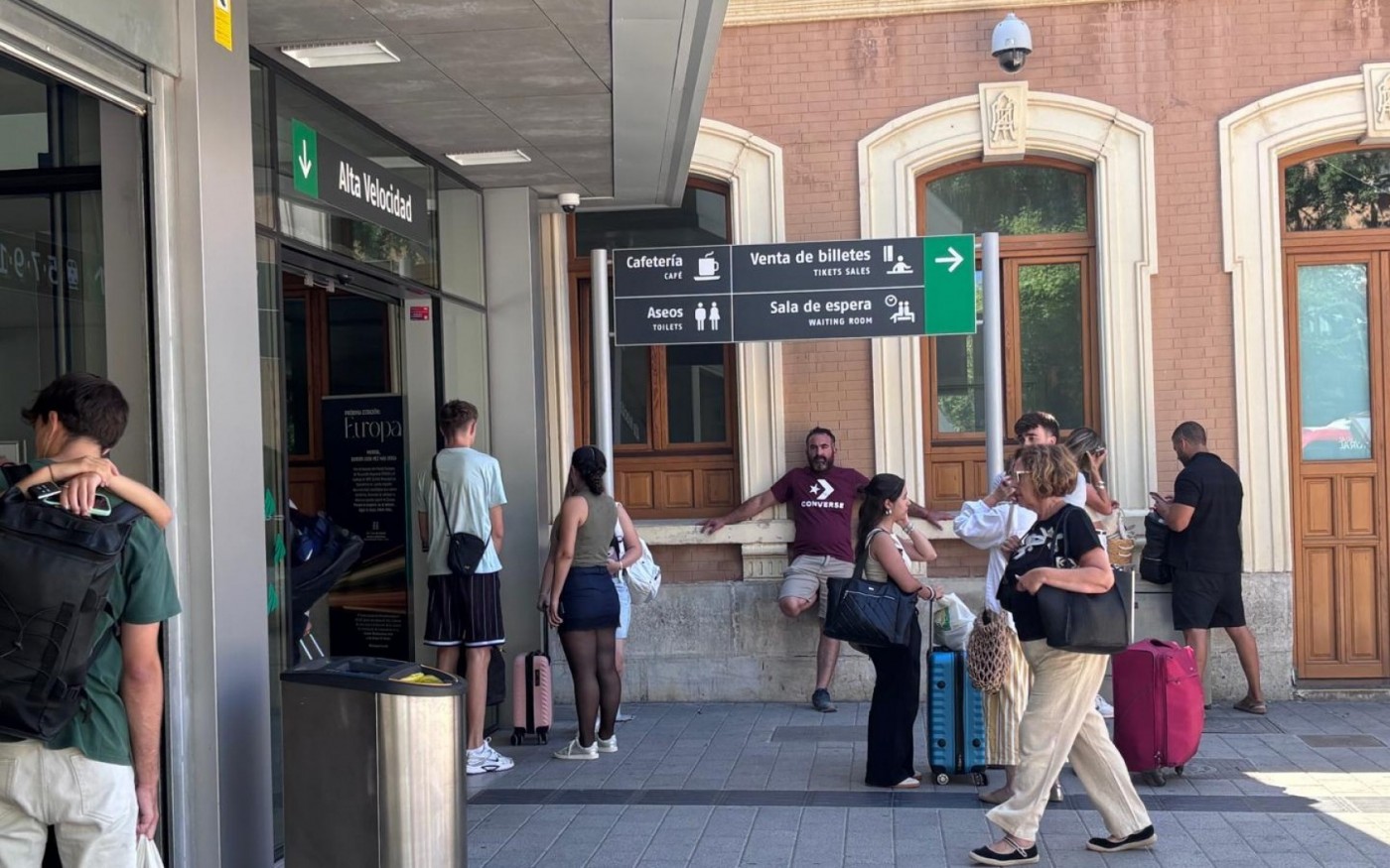 Jornada de despedidas en las estaciones de tren y autobuses