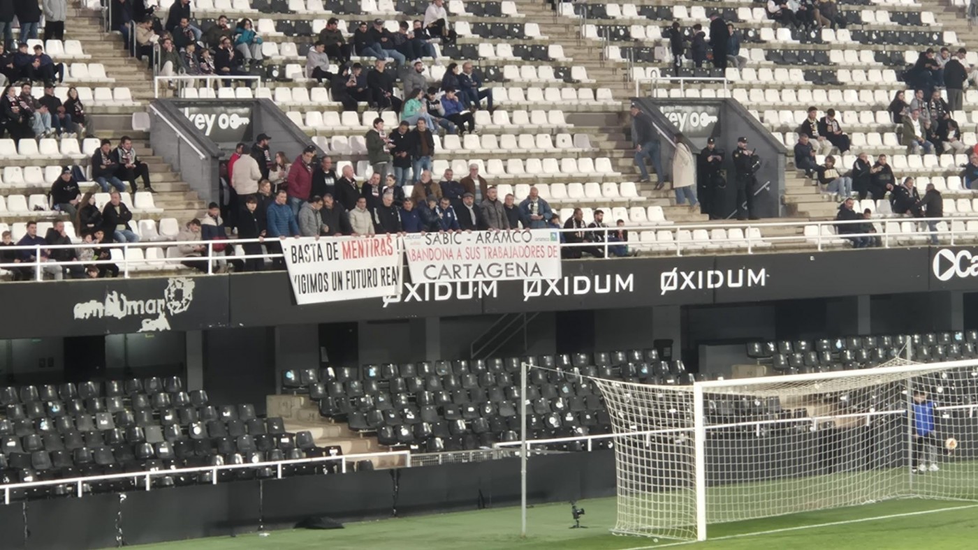 Pancartas de apoyo a los trabajadores de SABIC en el Cartagonova