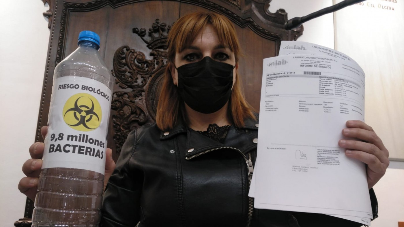 Gloria Martín muestra los resultados del estudio realizado en el río Vélez. ALFONSO MARTÍNEZ