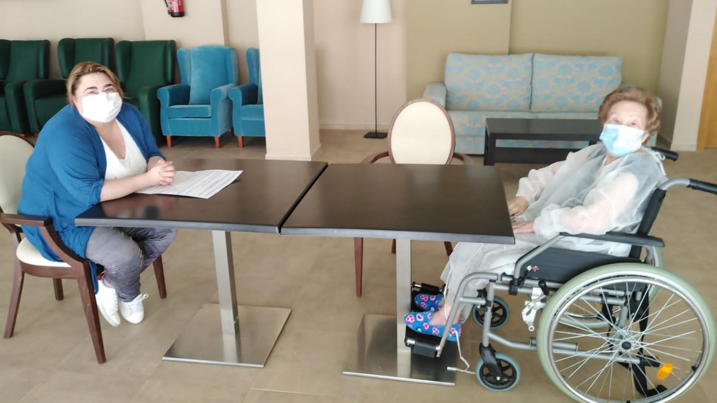 Una visita en la residencia geriátrica de Campos del Río