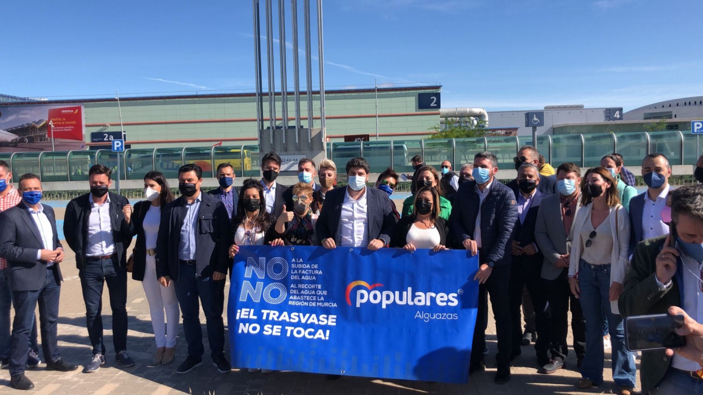 López Miras junto a otros miembros del PP que se han desplazado a Madrid.
