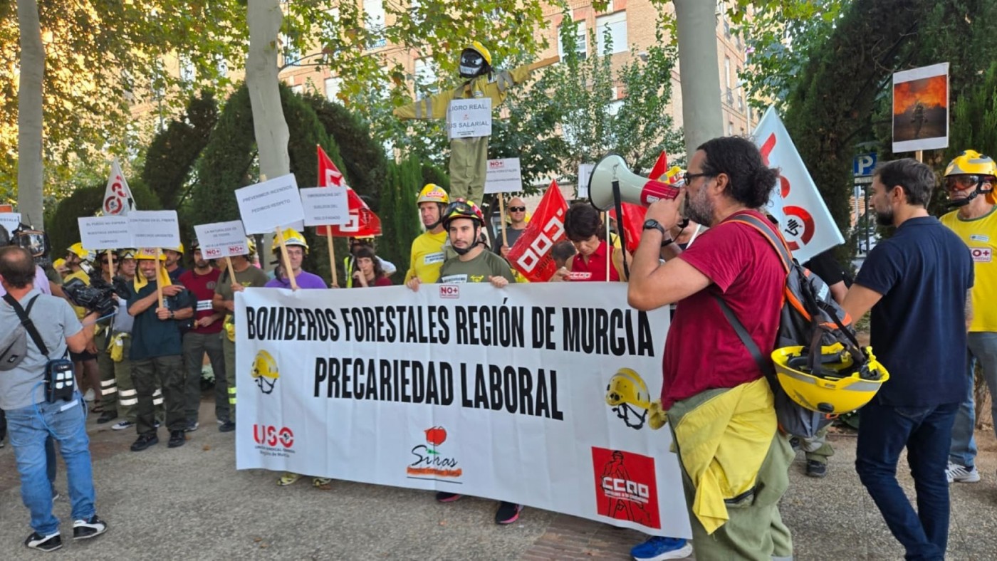 Los bomberos forestales reivindican un servicio 100% público