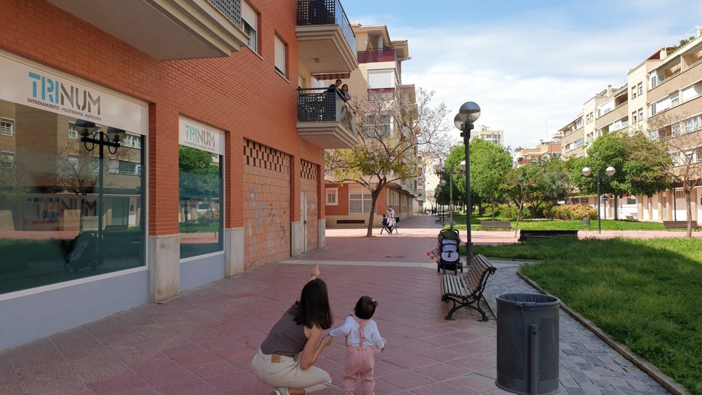 Una niña saluda a su abuela que está en el balcón. ORM