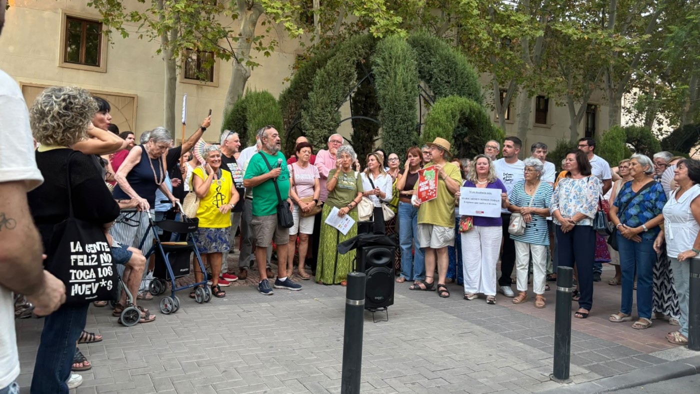 Decenas de personas se concentran en Murcia en solidaridad con Mari Carmen