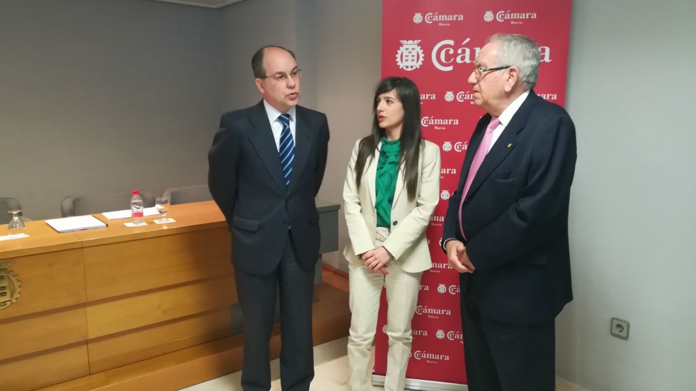 Manuel Jódar (i) y Marina Munuera junto al Pedro García Balibrea (d), presidente de la Cámara de Comercio de Murcia