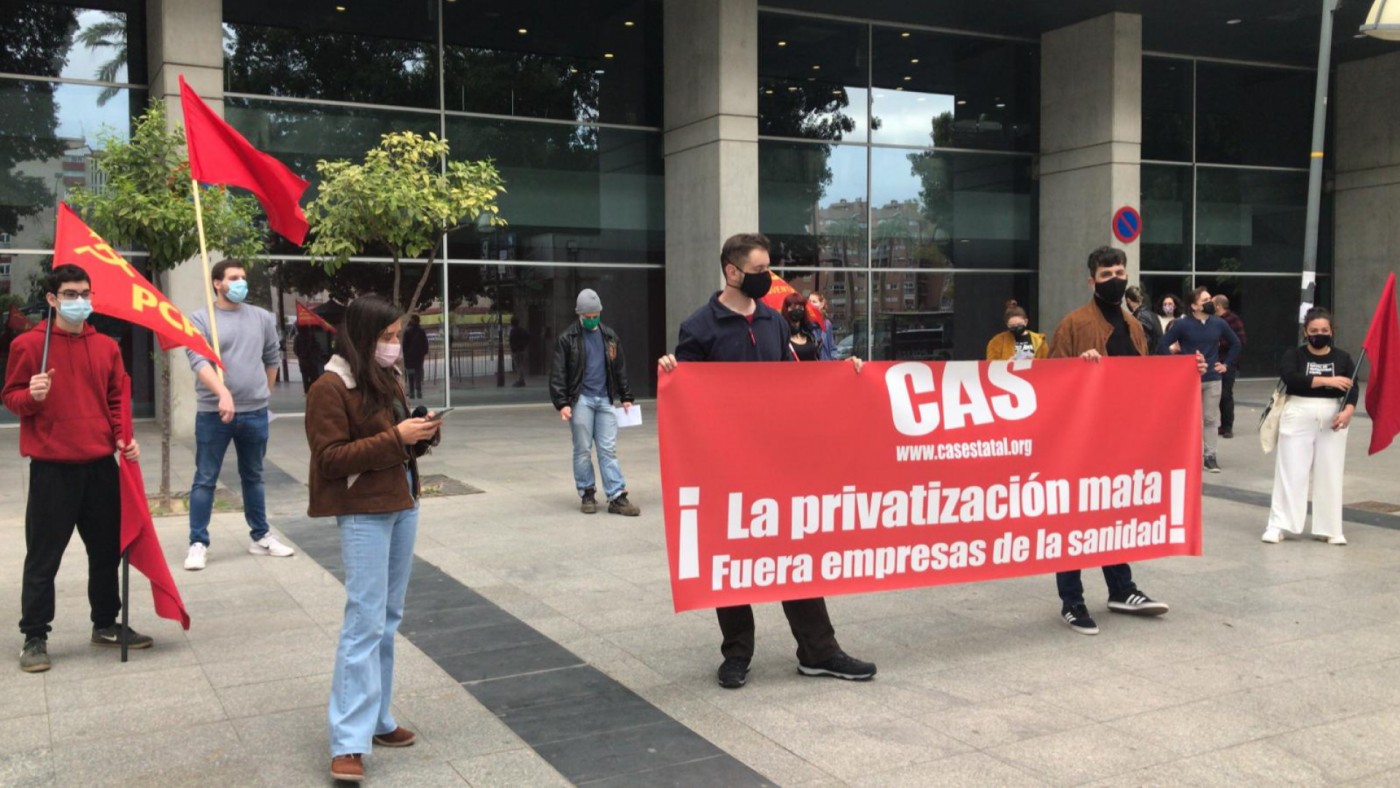 Una veintena de personas se manifiesta contra la sanidad privada ante el Hospital Reina Sofía de Murcia